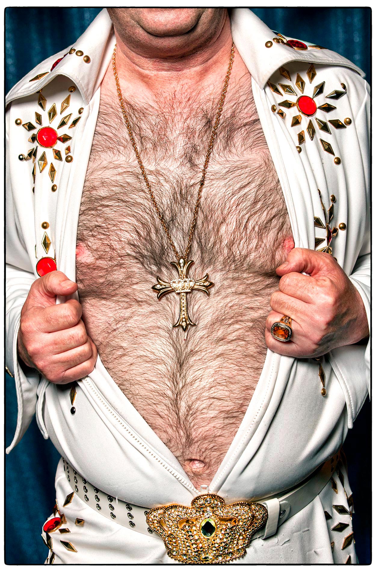 an-elvis-impersonator-shows-off-his-hairy-chest-and-fake-diamond-elvis-replica-cross-in-las-vegas