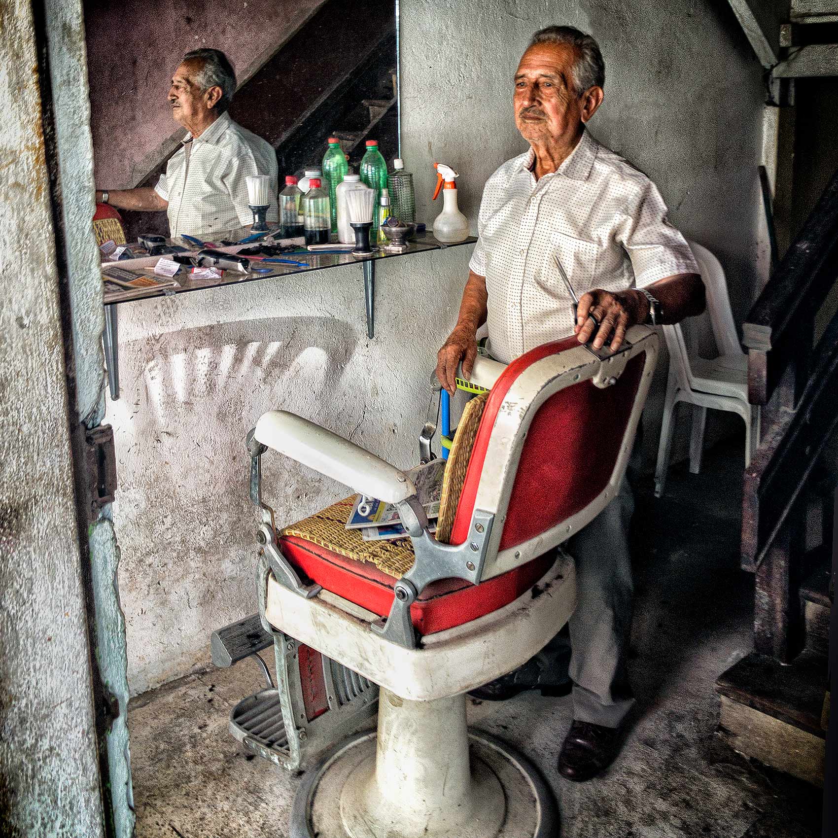 a-barber-in-esmeraldas-ecuador-by-canadian-travel-photographer-John-Hryniuk