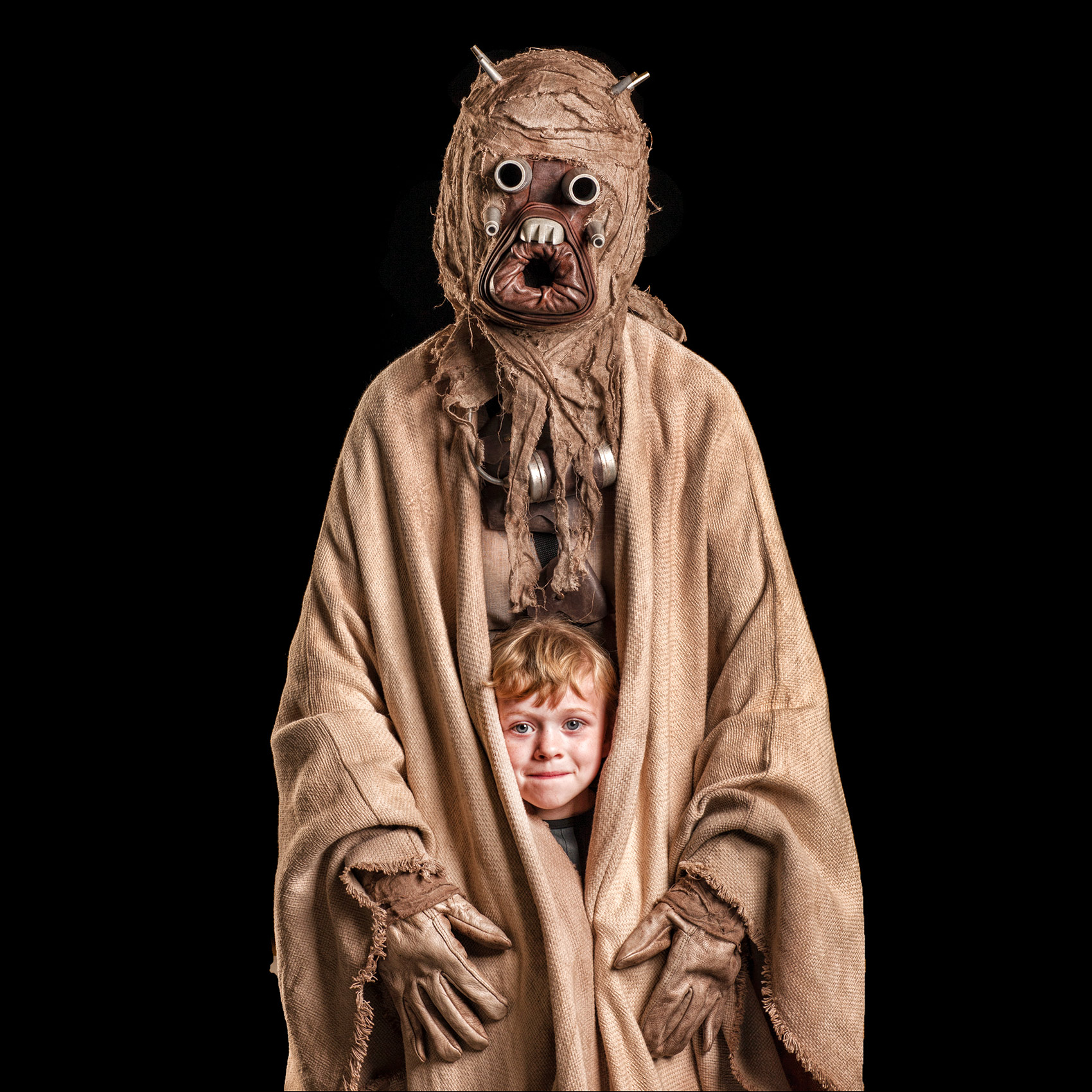 a-boy-and-dad-who-dressed-as-a-tusken-raider-pose-for-a-photo-at-toronto-comicon-high-res-web