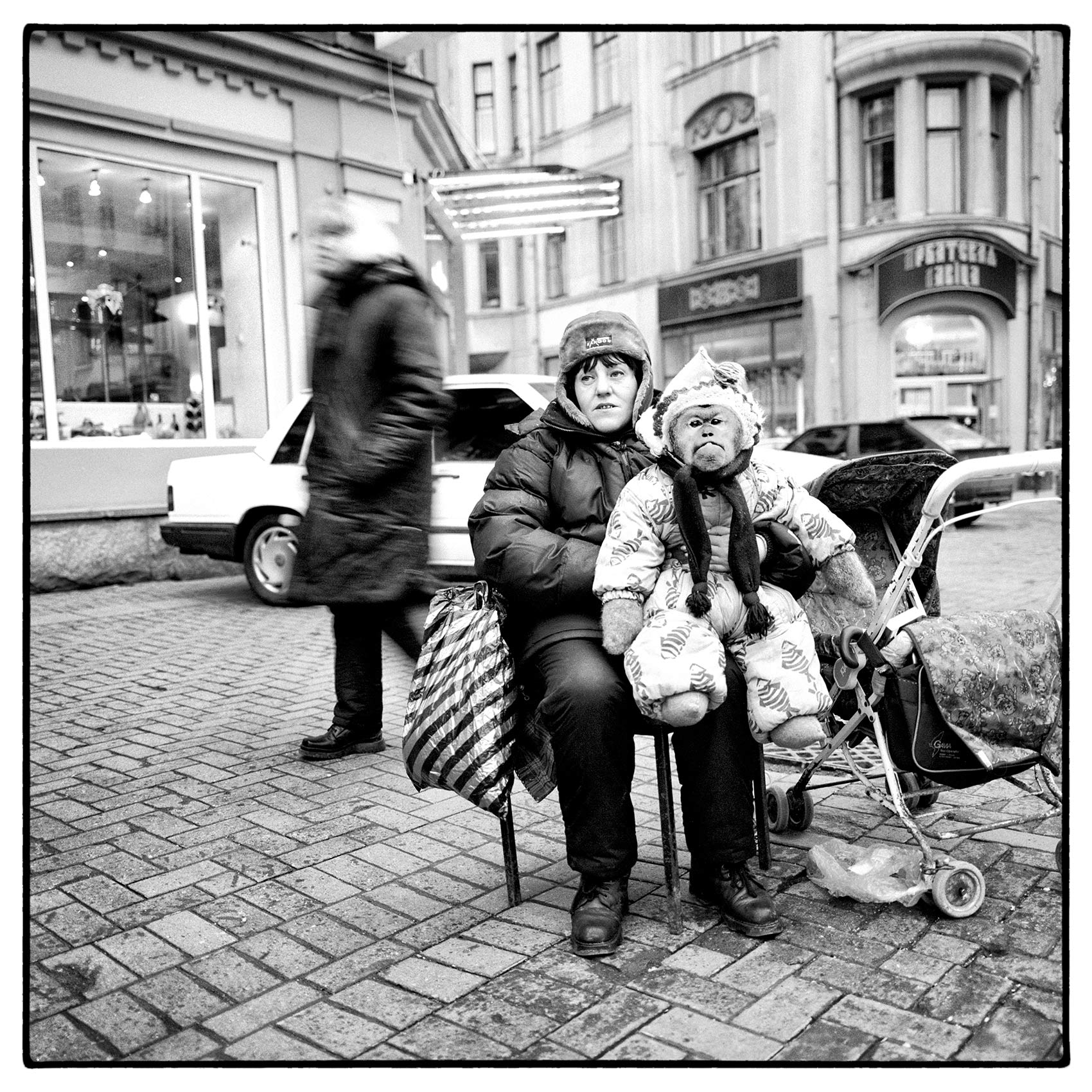 a-russian-woman-sits-on-the-streets-of-moscow-trying-sell-photos-with-her-pet-monkey-to-make-money