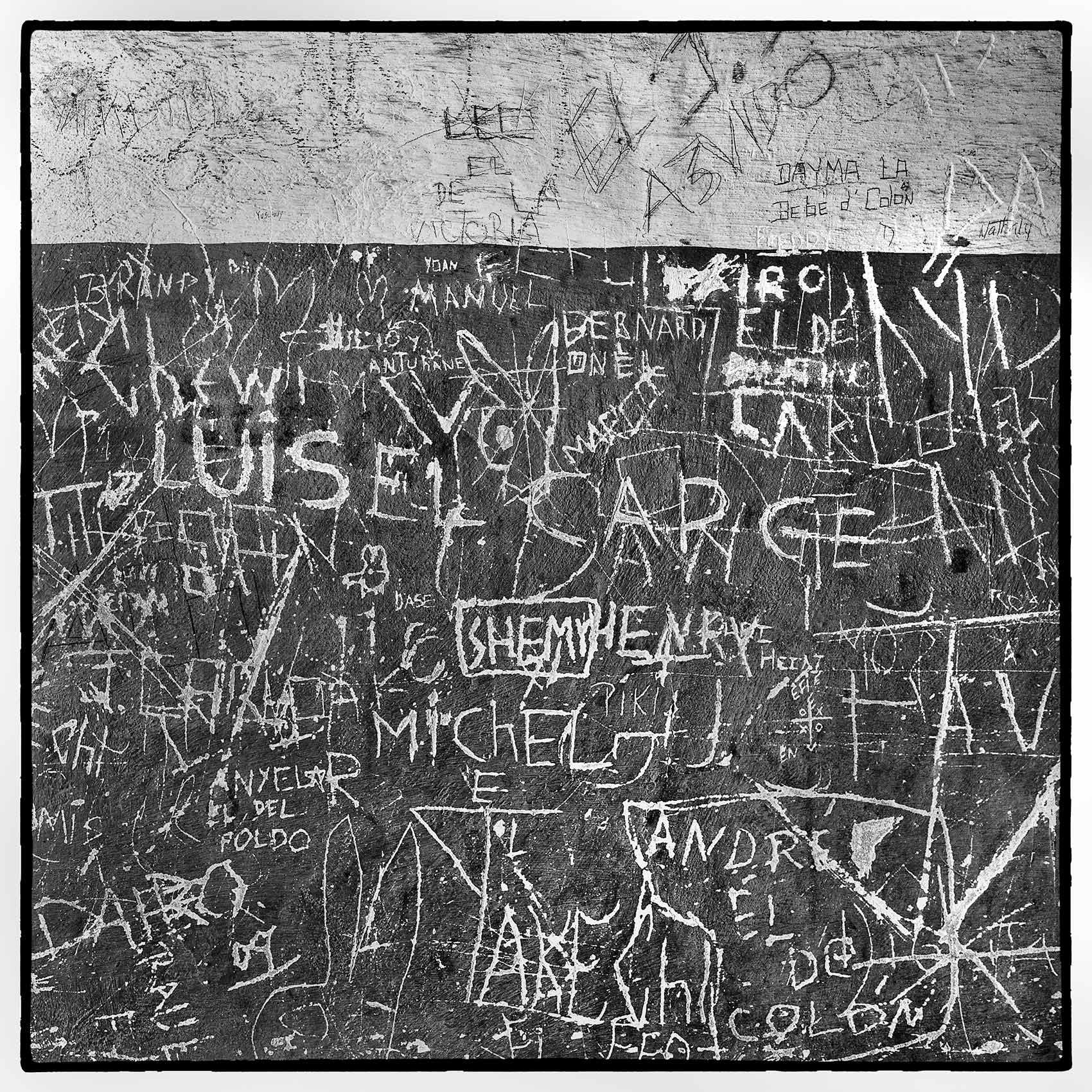 graffiti-scratched-on-an-apartment-entranceway-wall-in-havana-cuba