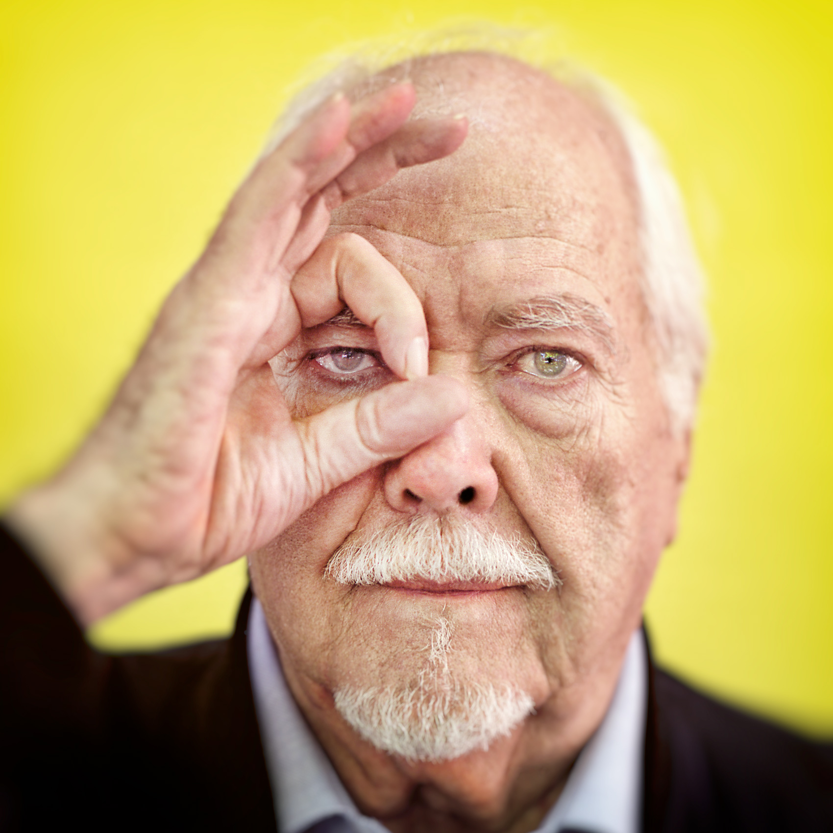film director robert altman holds his hand over his eye during a photo at the toronto film festival