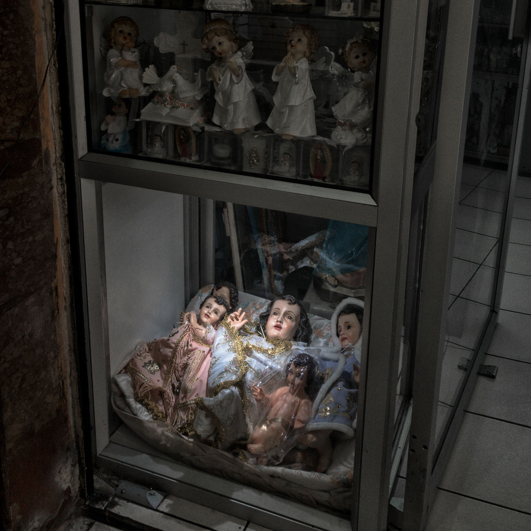 religious-figures-in-a-Quito-store-by-travel-photographer-John-Hryniuk