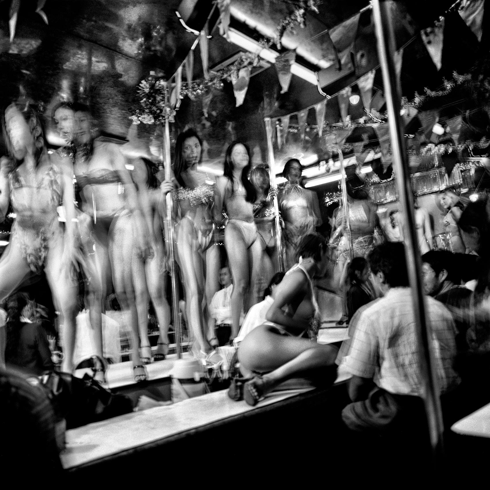 strippers-congregate-on-stage-in-bangkoks-notorious-pat-pong-red-light-district